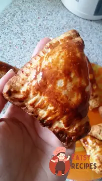 Листкові пиріжки з картоплею та куркою