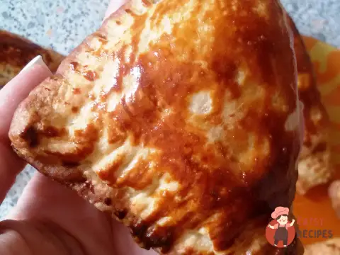 Листкові пиріжки з картоплею та куркою
