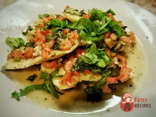 Тріска запечена з креветками та часником