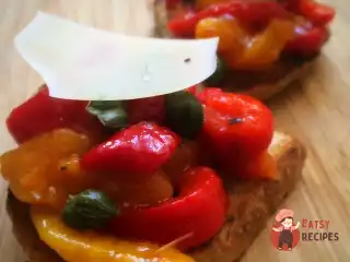 Брускетта з печеними перцями