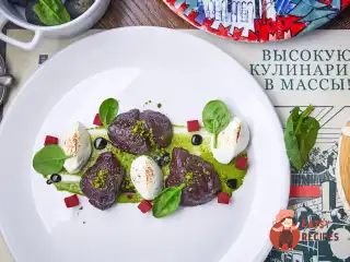 Салат з печених буряків з тихвинським сиром та лісовими горіхами