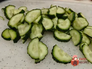 Крок 2: Грецький салат з оливками та фетою