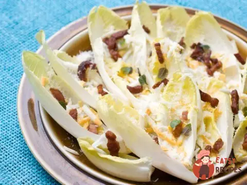 Салат з цикорієм, смаженою шинкою та грушами