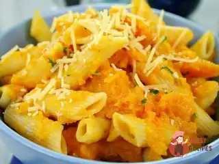 Макарони з гарбузом та цибулею