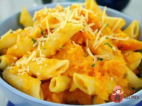 Макарони з гарбузом та цибулею