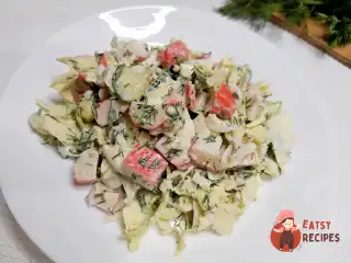 Легкий салат з пекінської капусти та крабових паличок