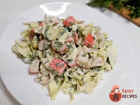 Легкий салат з пекінської капусти та крабових паличок