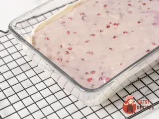 Крок 9: Шарлотка з брусницею