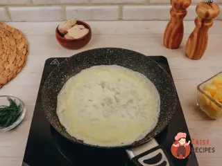 Крок 5: Салат із яєчними млинцями, куркою та ананасом