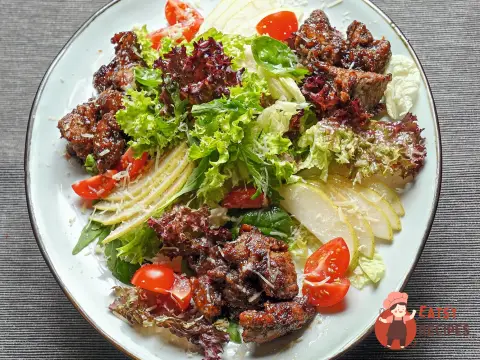 Теплий салат із печінкою курча