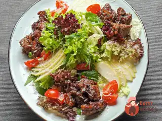 Теплий салат із печінкою курча