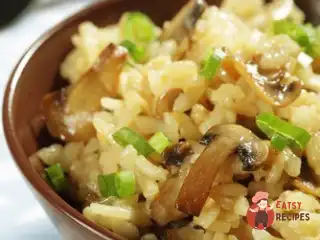 Рис з лісовими грибами та зеленою цибулею