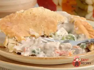 Зимовий пиріг з куркою та овочами.