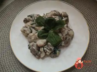 Курячі серця з печерицями та шпинатом