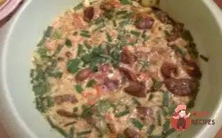 Куряча Печінка З Яйцями, Овочами Та Гірчицею, Запечена В Мікрохвильовій Печі.