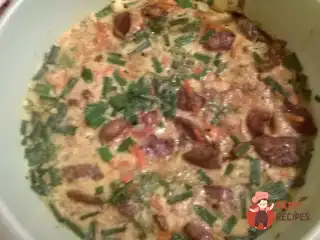 Куряча печінка з яйцями, овочами та гірчицею, запечена в мікрохвильовій печі.
