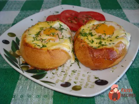 Яйця, запечені у булочках