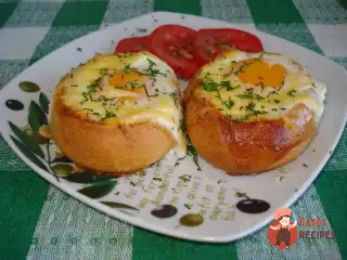 Яйця, запечені у булочках