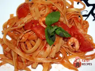 Паста з креветками під томатно-часниковим соусом