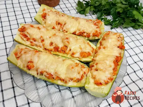 Лодочки з кабачків з курячим фаршем