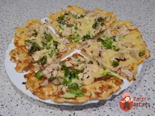 Ситний сніданок з лавашу з сиром, курячим м'ясом та зеленню