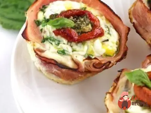 Тарталетки з цибулею, шинкою та сирним соусом