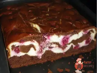 Пиріг з сиром та вишнями