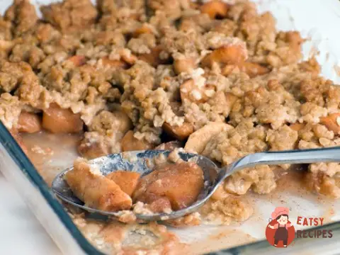 Персиковий крамбл з фундуком та родзинками