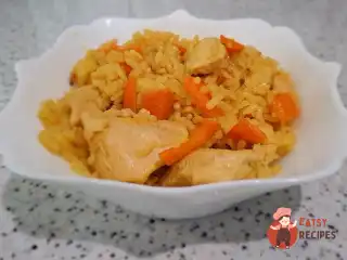 Куряче філе з рисом на сковороді