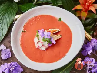 Руде гаспачо з крабом і страчетеллою