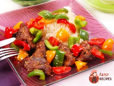 Куряча печінка з солодким перцем, редисом та кунжутом