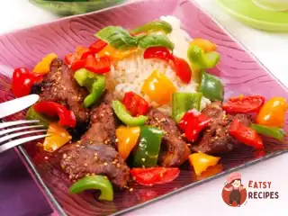 Куряча печінка з солодким перцем, редисом та кунжутом