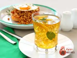 Холодний зелений чай з лимоном і м'ятою