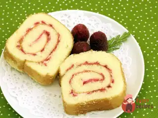 Рулет із малиновим джемом