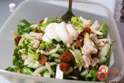 Салат з пекінської капусти з куркою та сиром
