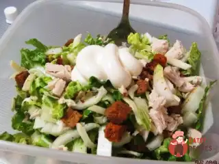 Салат з пекінської капусти з куркою та сиром