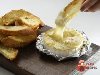 Крок 10: Запечений камамбер із сухариками