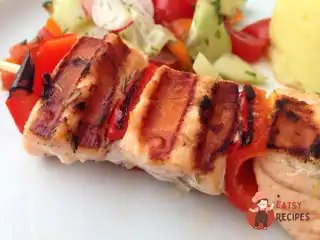 Шашлик з лосося з чері в розмариновому маринаді.