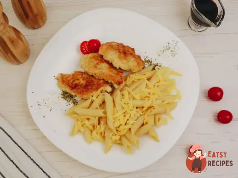Макарони з рубаними курячими котлетами