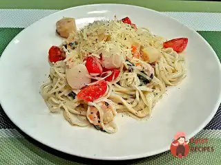 Спагетті з гребінцями у вершковому соусі