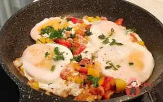 Шакшука на сніданок з болгарським перцем і беконом