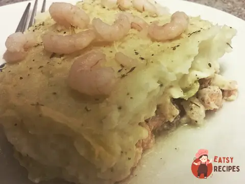 Рибний пиріг з креветками та картопляним пюре