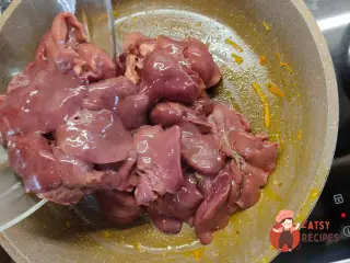 Крок 9: Паштет з курячої печінки з овочами та яйцями