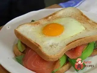 Сендвіч з яйцем, сьомгою та авокадо