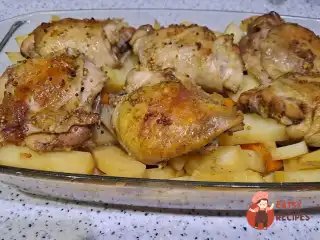 Куряче стегно з картоплею в духовці