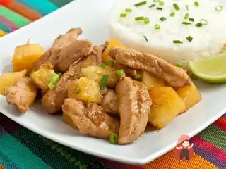 Куряче філе з ананасами