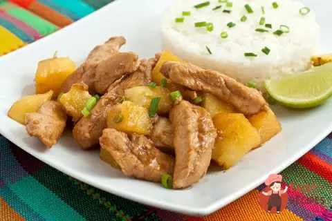 Куряче філе з ананасами