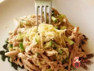 Простий салат з куркою та огірками