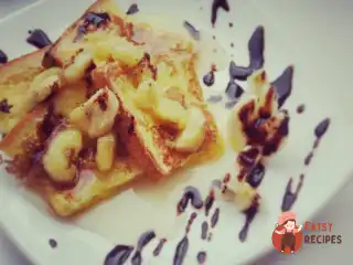 Тост із бананово-карамельним соусом