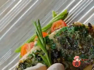 Тріска з маслинами та пряними травами по-прованськи